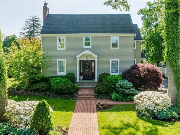 60 S Carll Avenue, Babylon, NY 11702