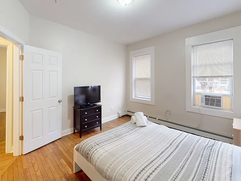 90 Bristol St — Photo 5