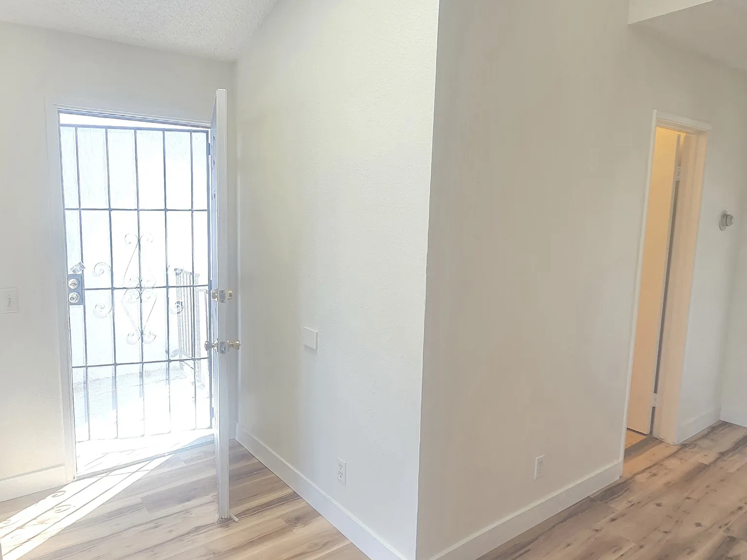 714 N Clementine - E — Photo 2