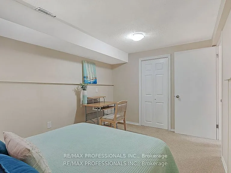 124 Panter Cres #LOWER — Photo 16