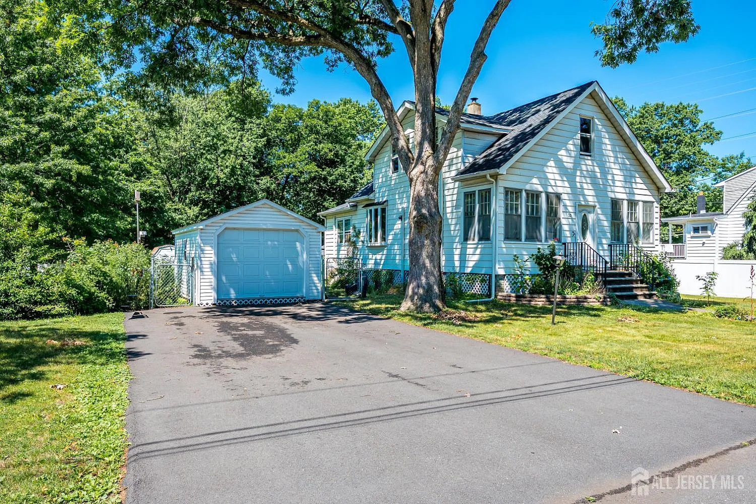 3 bed, 1.5 bath, $2,995 — Photo 2
