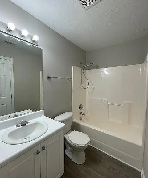 102 Bennington Ln — Photo 5