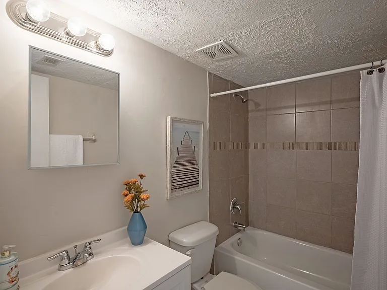 Grand Oaks Apartment — Photo 20