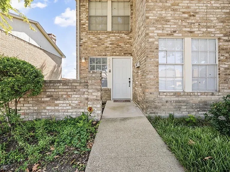 525 Towne House Ln — Photo 2