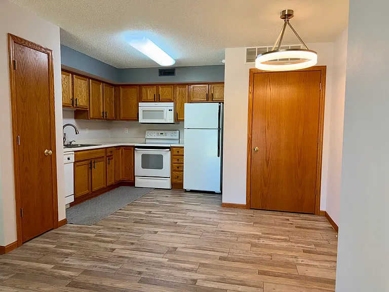 600 Colton Cir NE — Photo 4