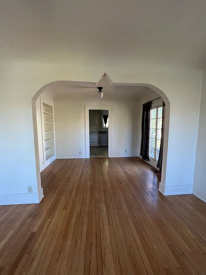2 Bedroom 1 Bathroom Home - Located Near Downtown! — Photo 3