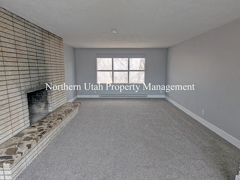 2056 Gramercy Ave — Photo 15