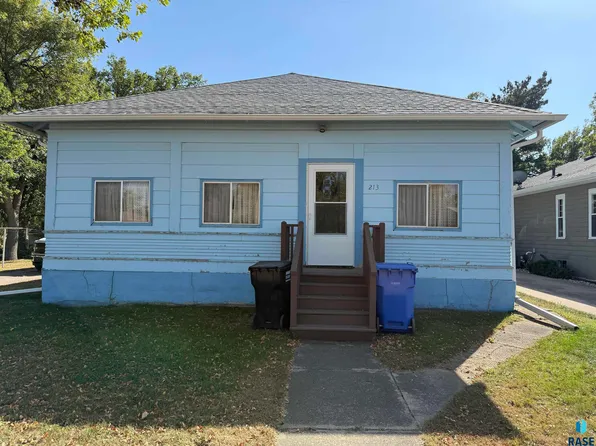 213 E 1st Ave, Lennox, SD 57039