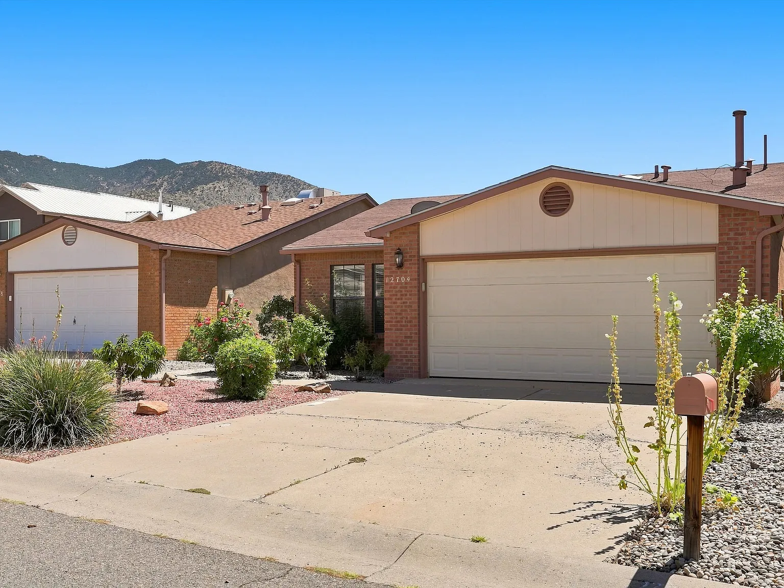 3 bed, 1379 sqft, $2,300 — Photo 2