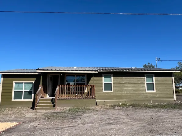 516 Schleicher, Karnes City, TX 78118