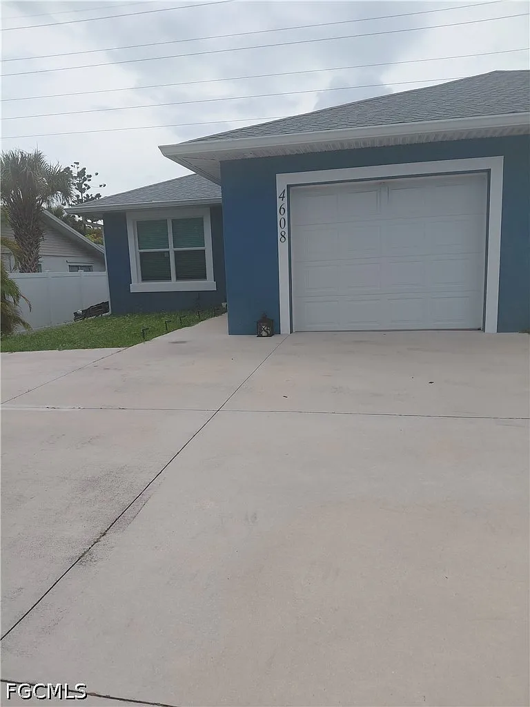 3 bed, 2.0 bath, 2360 sqft, $1,900 — Photo 1