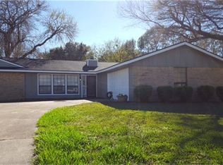 900 N Plantation Dr, Angleton, TX 77515