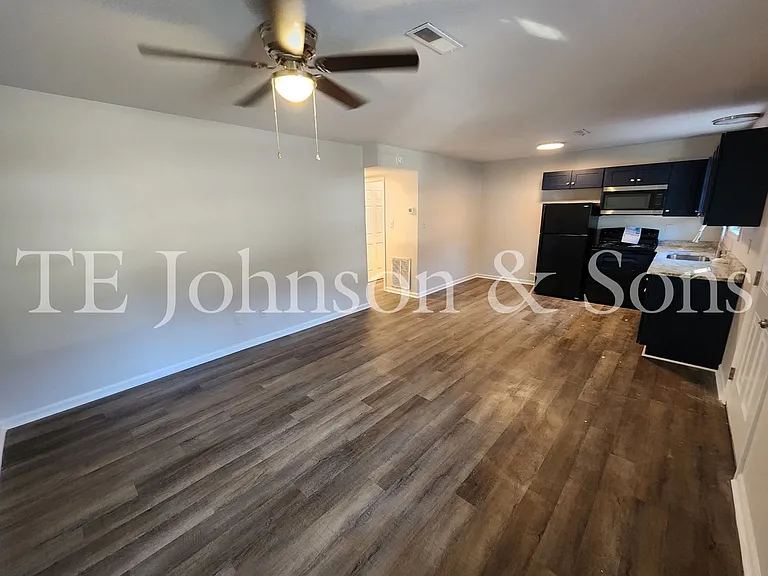 2571 Green Oaks Ct #B — Photo 2