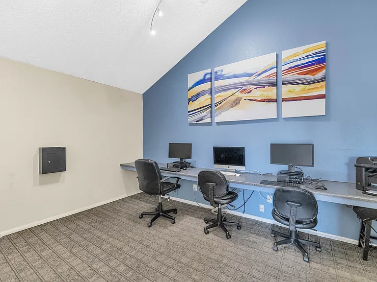 Urban Walk Apartments — Photo 29