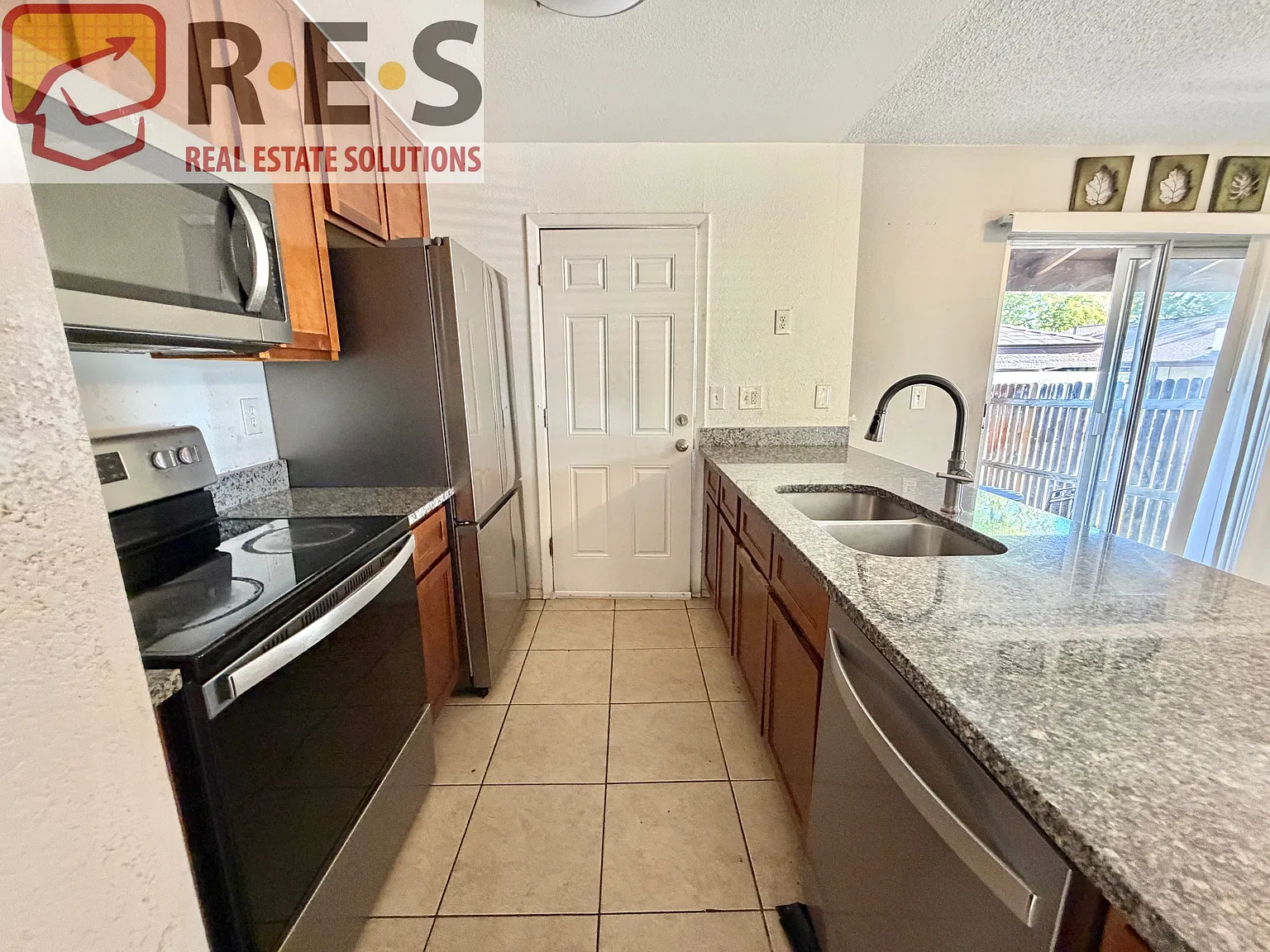 5 bed, 2400 sqft, $2,795 — Photo 3