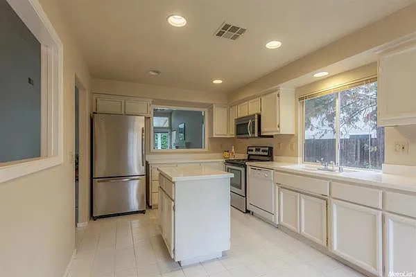 3 bed, 1538 sqft, $2,595 — Photo 3