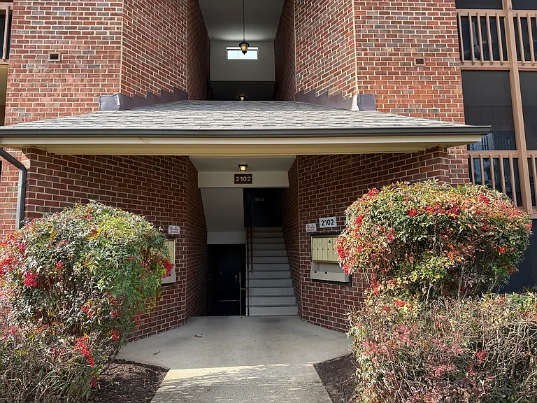 2102 Turtle Run Dr #9 — Photo 2