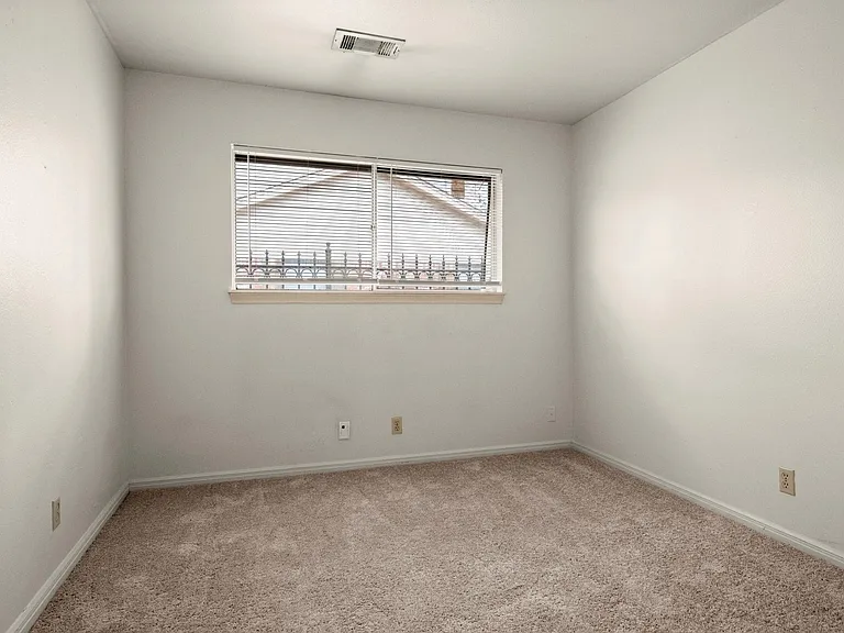 1039 Marcella St — Photo 18