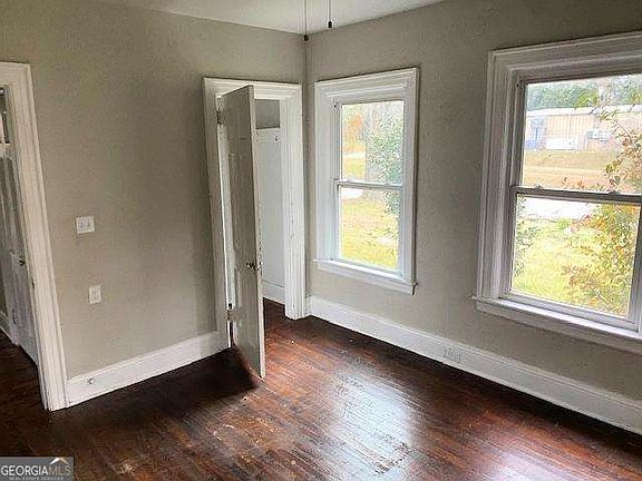 5th image of 3435 Hillcrest Rd