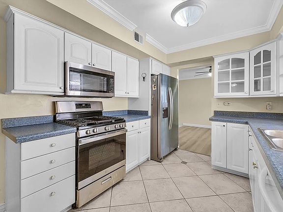 kitchen with full appliances
