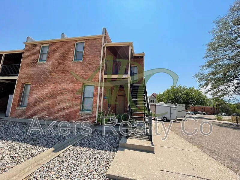1 bed, 1.0 bath, 827 sqft, $950 — Photo 2