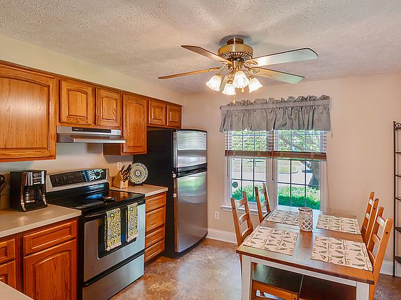 Eat-in Kitchen