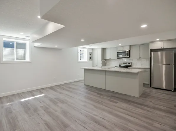 4 Trafford Pl NW #R, Calgary, AB T2K 2V3