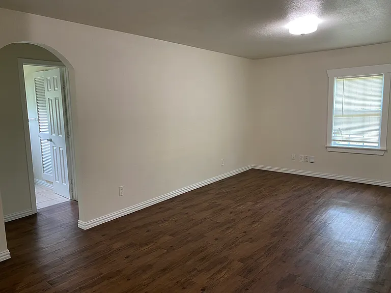 640 W Columbia Dr — Photo 2
