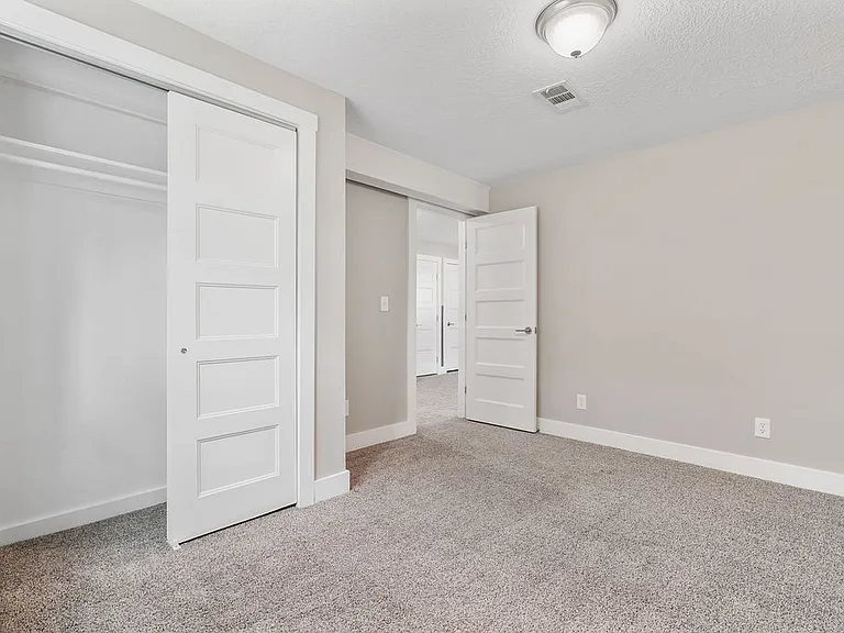 3395 E Larchmont Dr — Photo 38