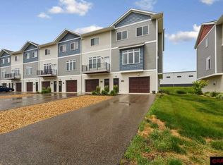 2186 Rolling Green Trl, North Mankato, MN 56003