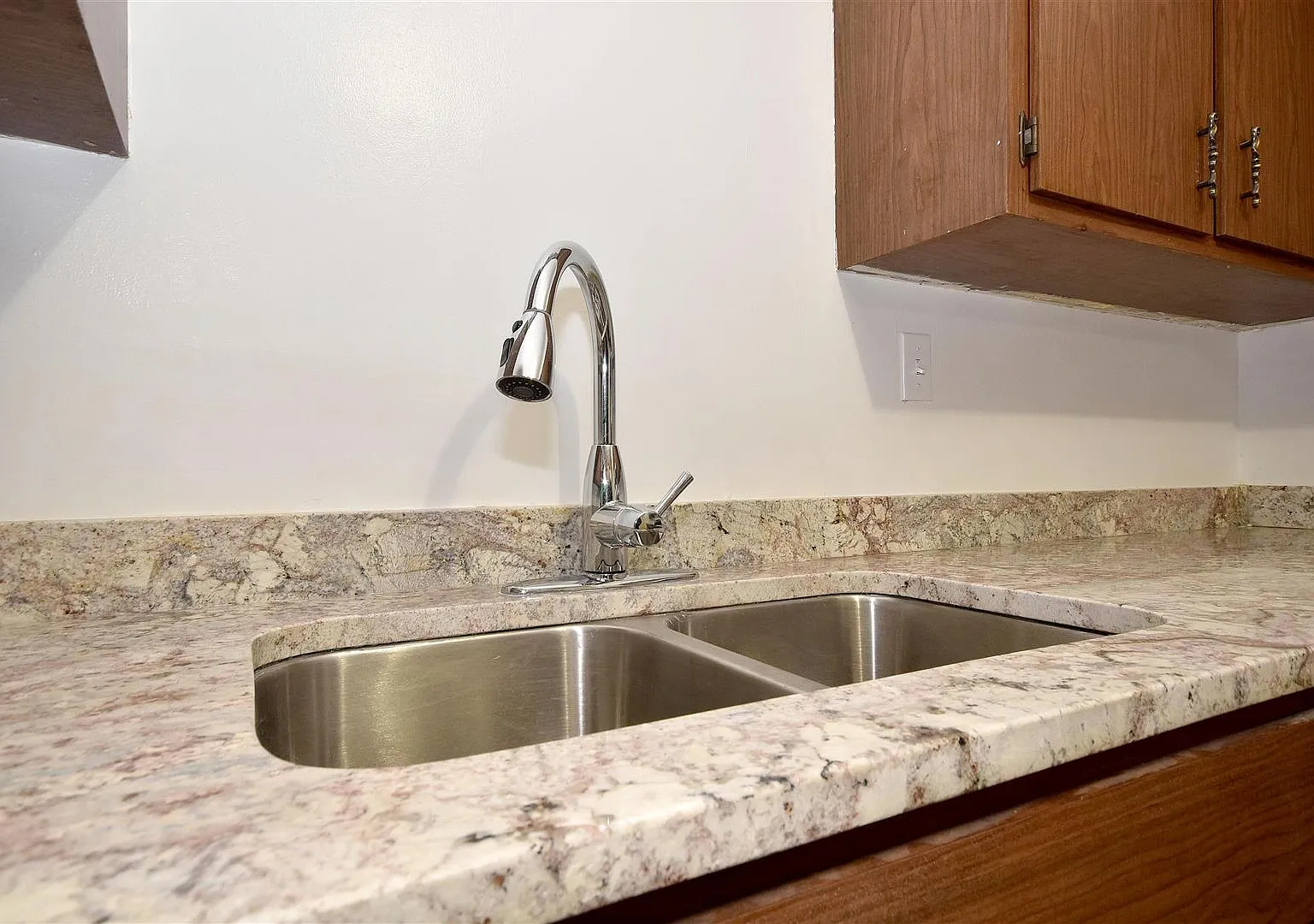 3 bed, 1600 sqft, $2,400 — Photo 3