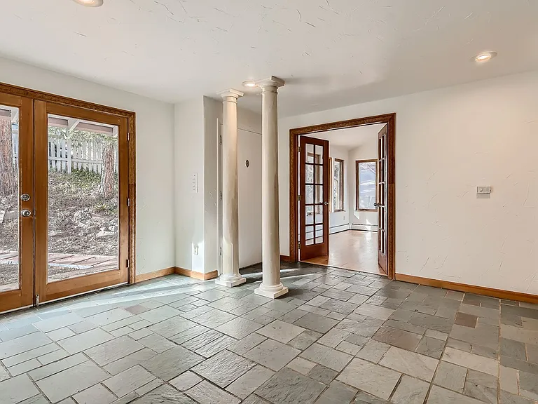 1045 Gilbert St — Photo 4