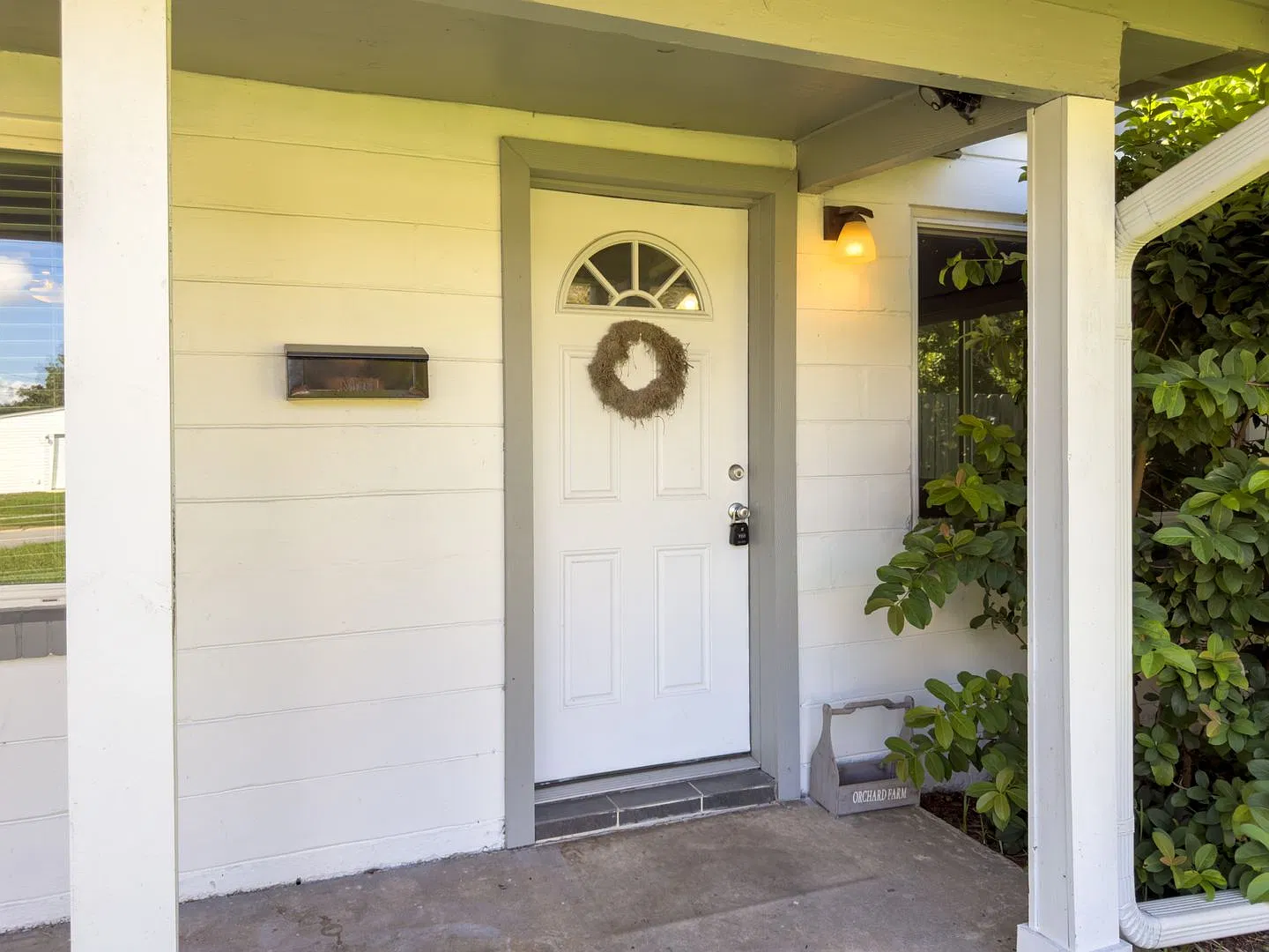 Charming Bungalow — Photo 2