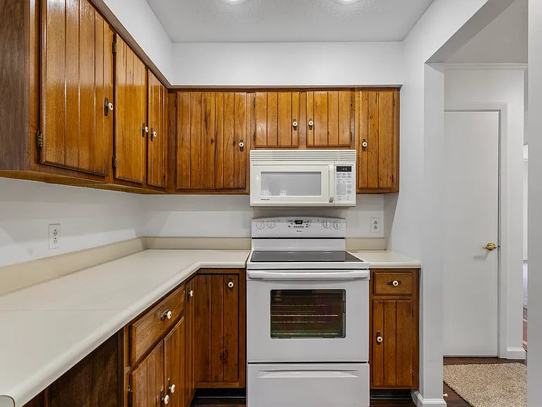 2114 Peach St — Photo 8