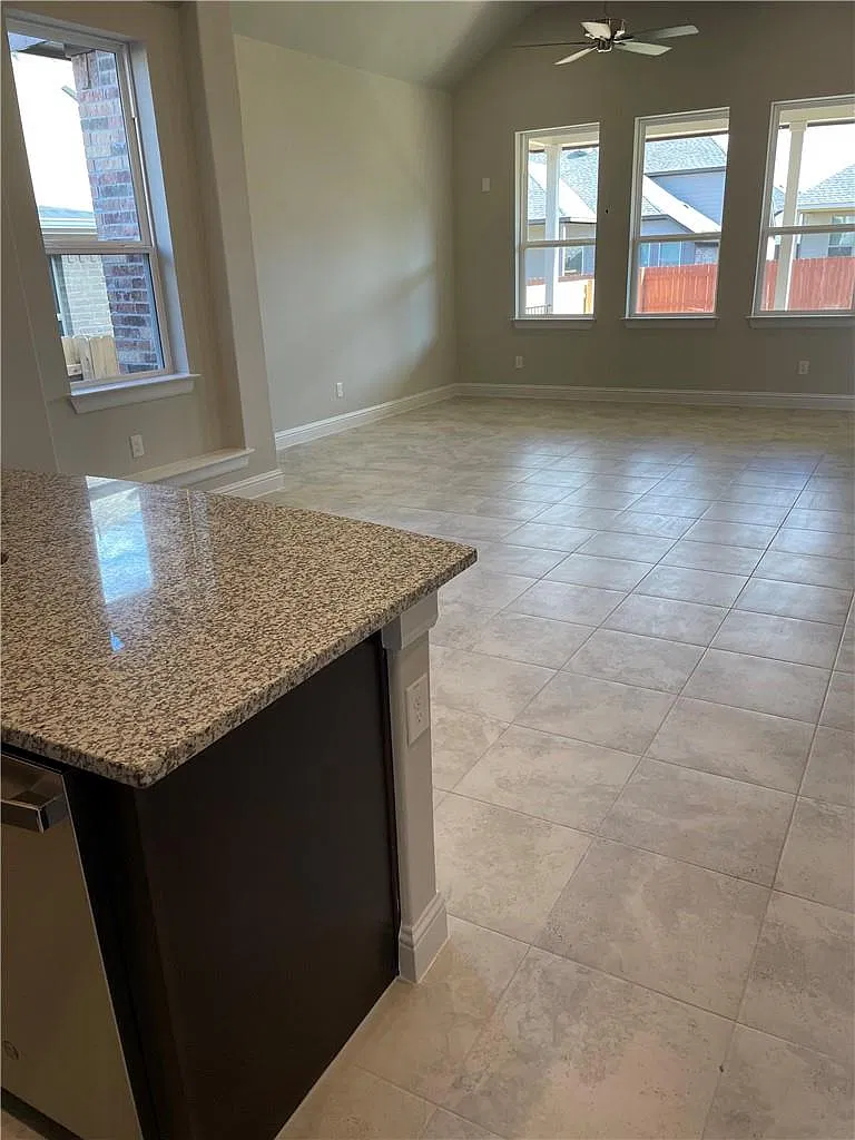 4 bed, 3.0 bath, 1933 sqft, $2,500 — Photo 3
