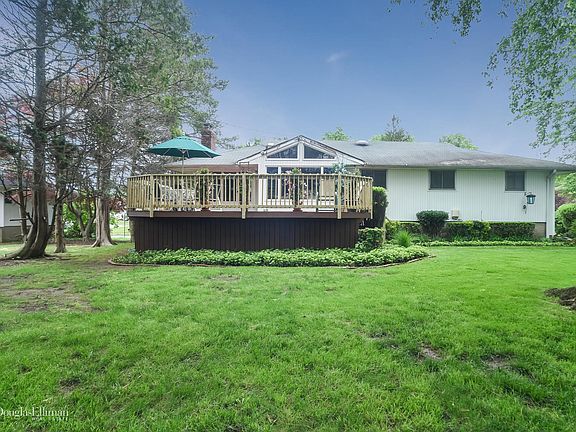 3rd image of 25 Cedar Dr E