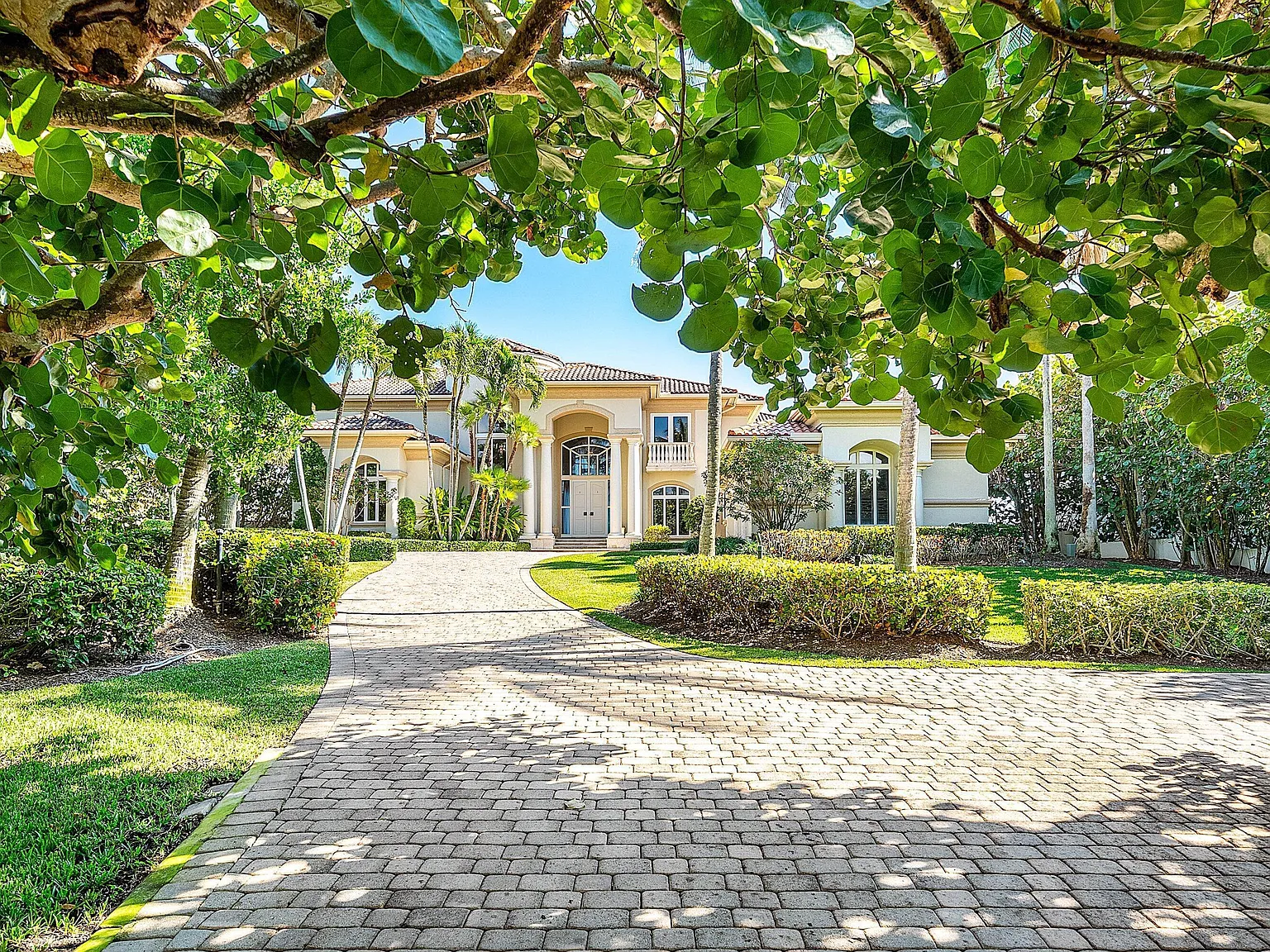 6 bed, 8.0 bath, 7959 sqft, $75,000 — Photo 2