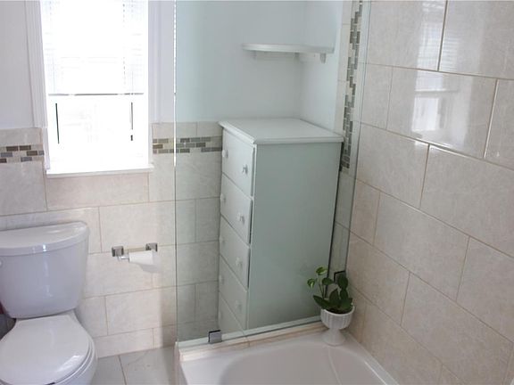 5th image of 368 Douglass St #1