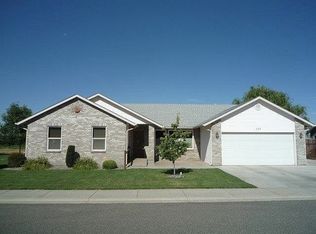 204 Sunset Ln, Grandview, WA 98930