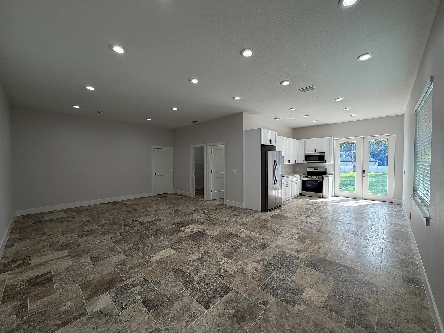 Studio, 700 sqft, $1,750 — Photo 1