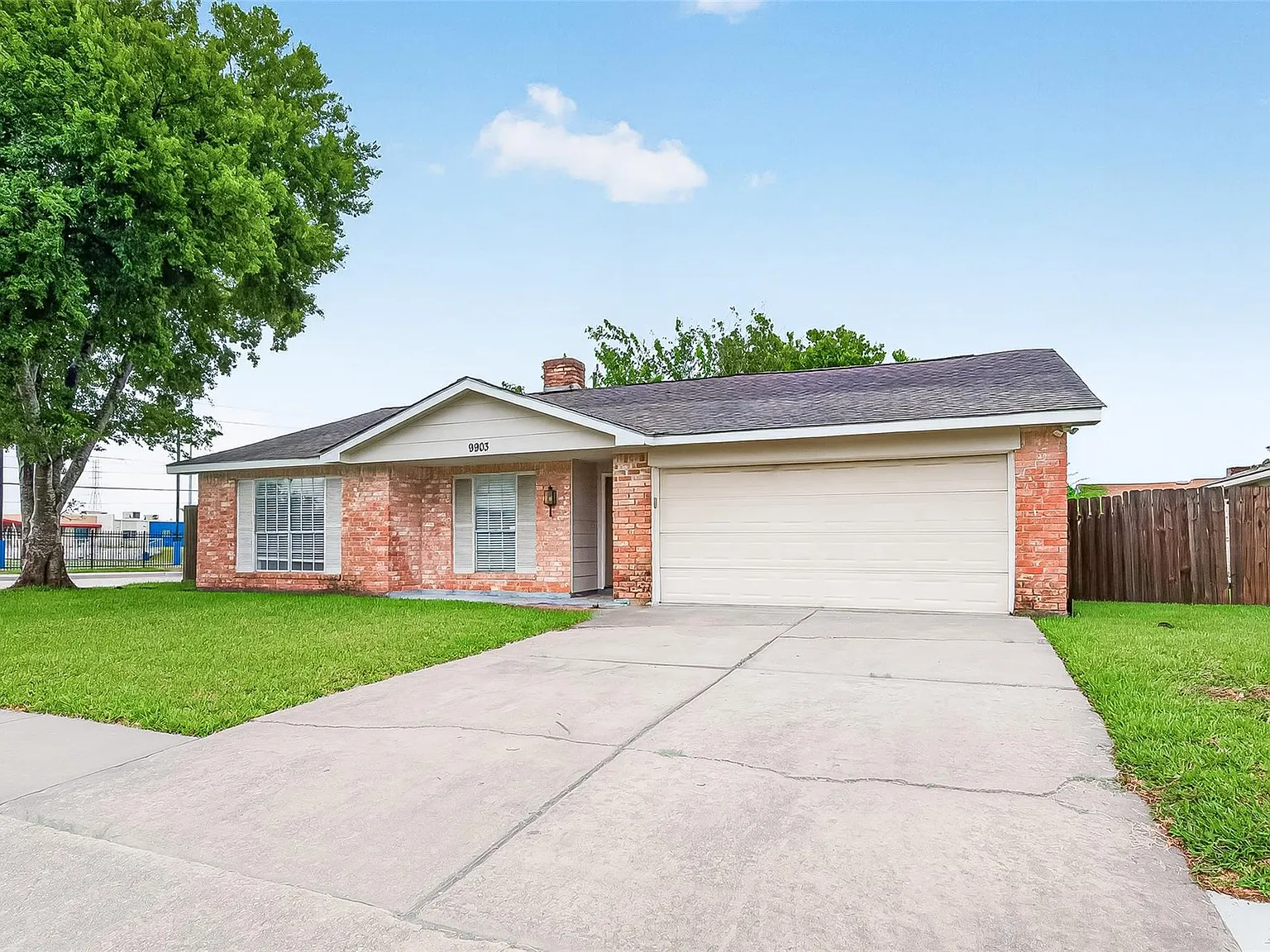 3 bed, 2.0 bath, 1296 sqft, $1,800 — Photo 2