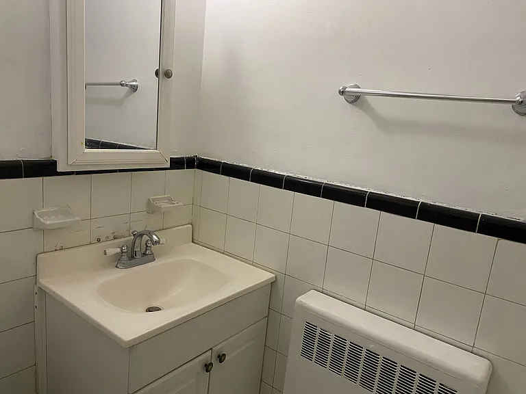 2675 Bloor St W — Photo 11