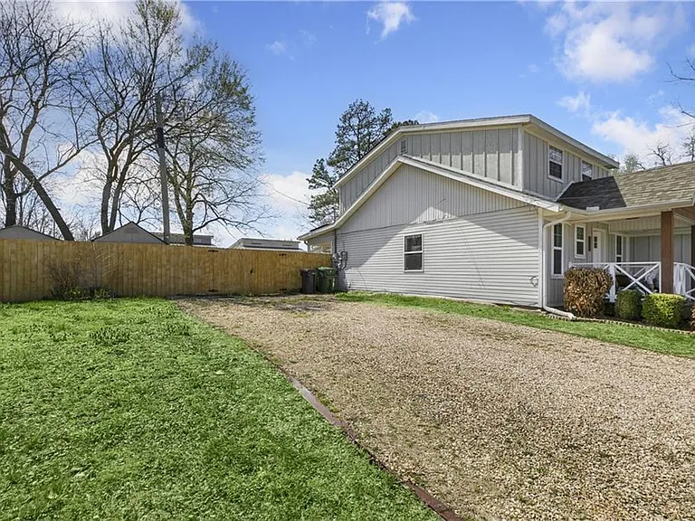 718 W Maple St — Photo 35