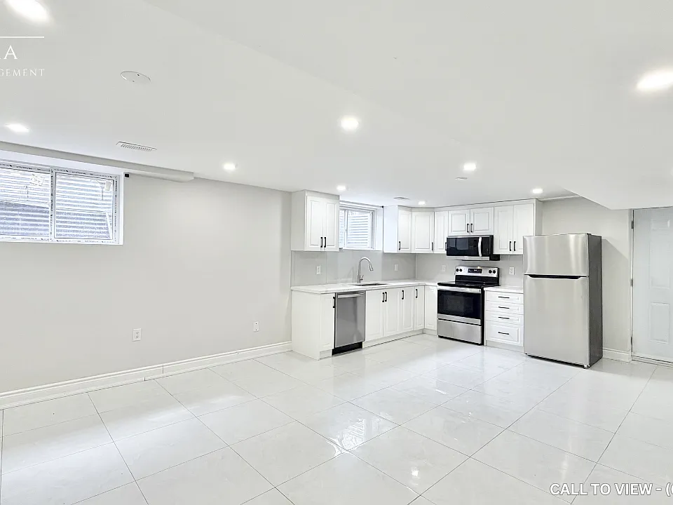 923 Guinness Cres #2