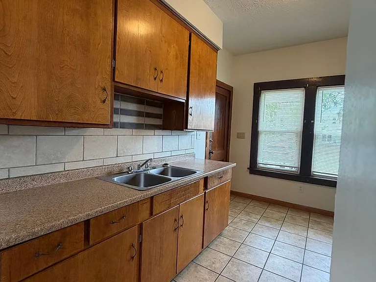 4517 Bucyrus Ave — Photo 3