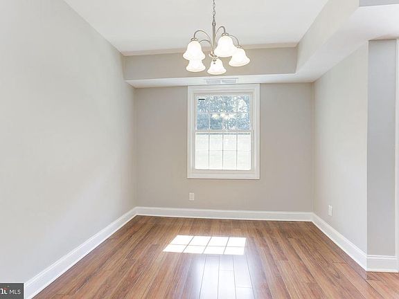 5th image of 3814 Lyndhurst Dr APT 301