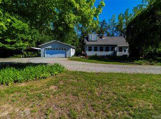 9051 Vienna Rd, Otisville, MI 48463