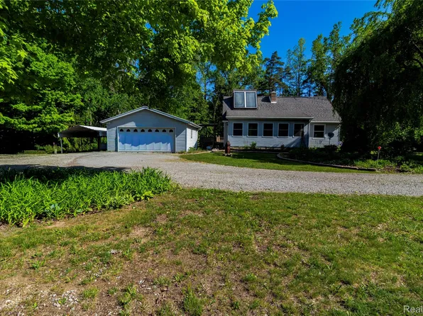 9051 Vienna Rd, Otisville, MI 48463