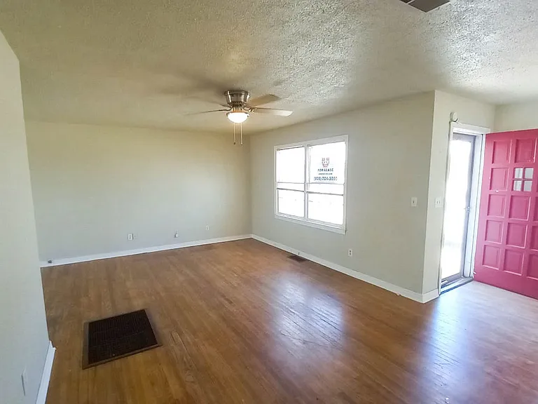 1225 W Garza St — Photo 6