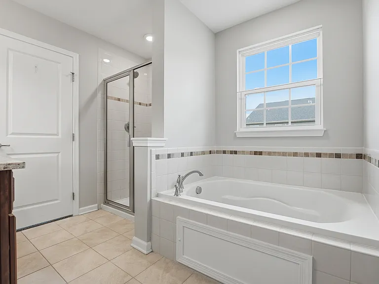 202 Pointe View Dr — Photo 3